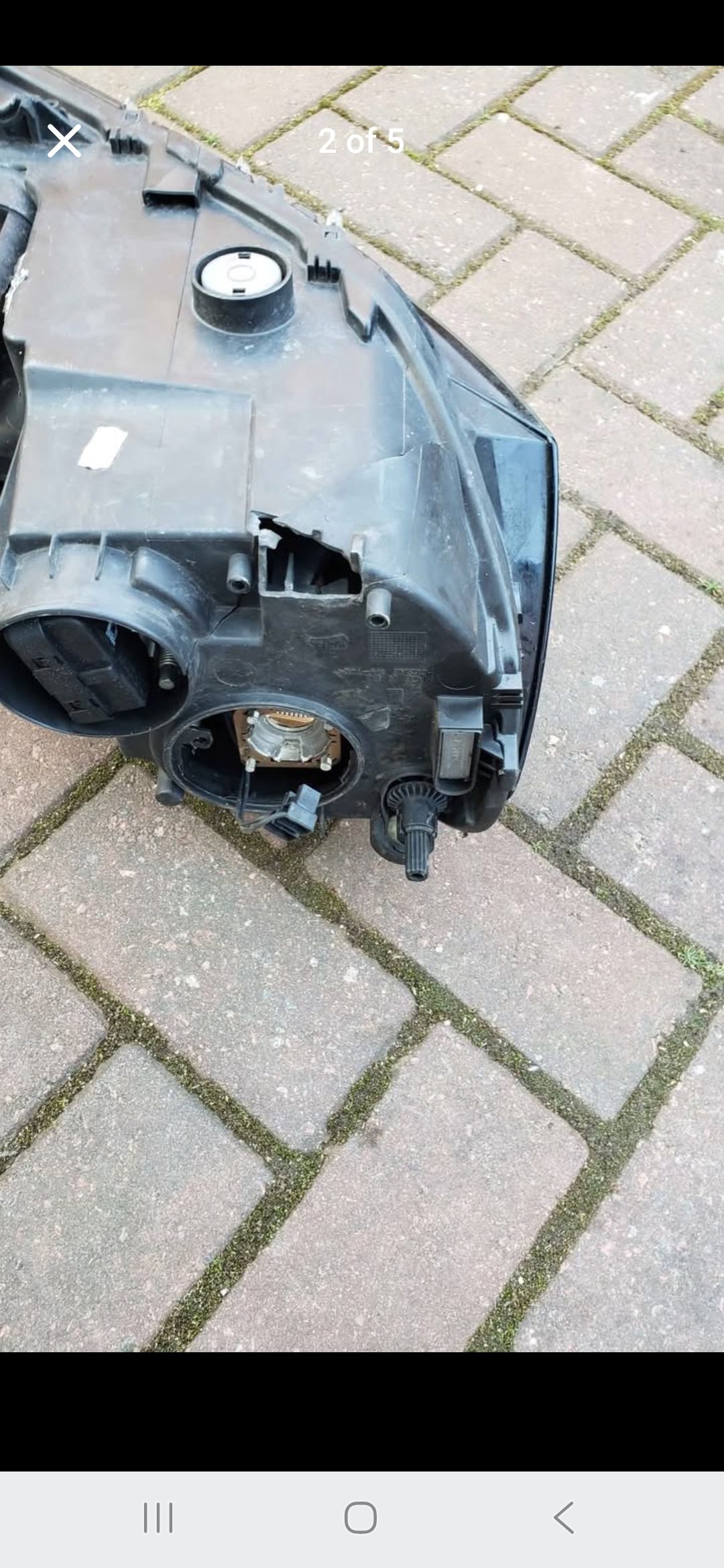 Volkswagen Passatt executive headlight LH. Witha missing bracket and dents (OEM 90003374)